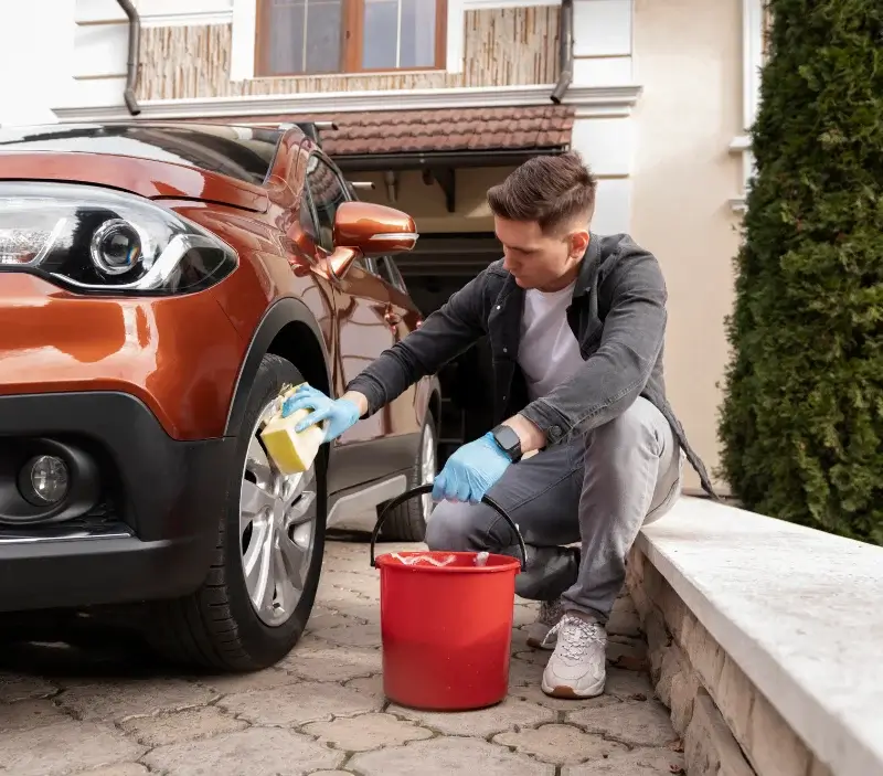 Lavage auto à domicile Pourcharesses : professionnel intervenant sur un véhicule